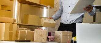 Фото мужчина упаковывает товар в коробки для продажи